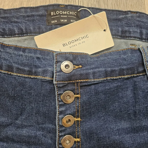 NWT BloomChic Skinny Very Stretchy Button Fly Denim Shorts 24 3x - Picture 2 of 5